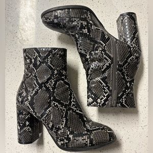 Forever 21 Grey And Black Gator Snakeskin Mid Rise Heel Boots Booties Size 8